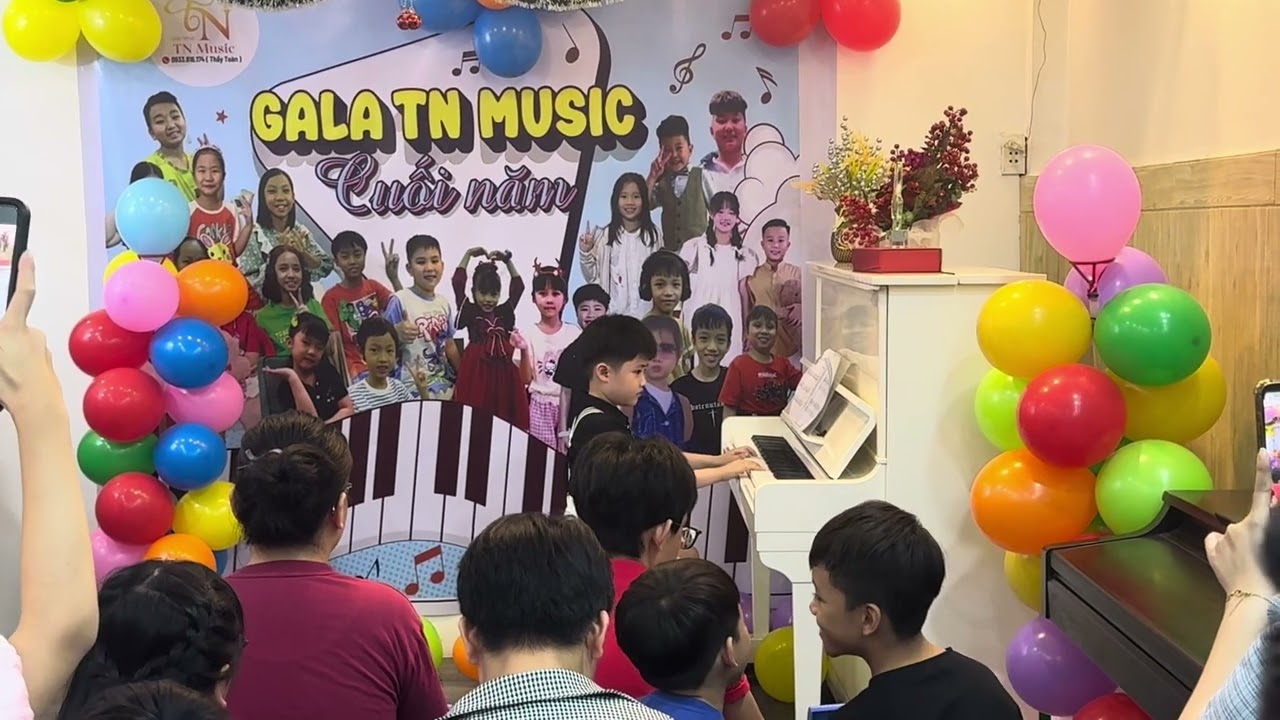 Hôm nay bé Bột làm gì? Con đàn bài Happy birthday trong đêm gala muúic 🥰