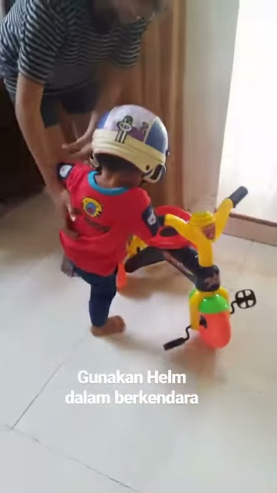 Video Lucu Anak Kecil pakai helm