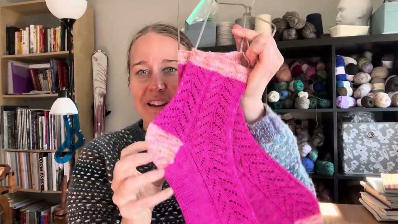 Вязание за маленьким столиком, эпизод 193: Просто продолжаем работать