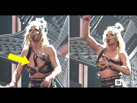 Hollywood Singer Wardrobe Malfunction On Stage But She Just Keeps