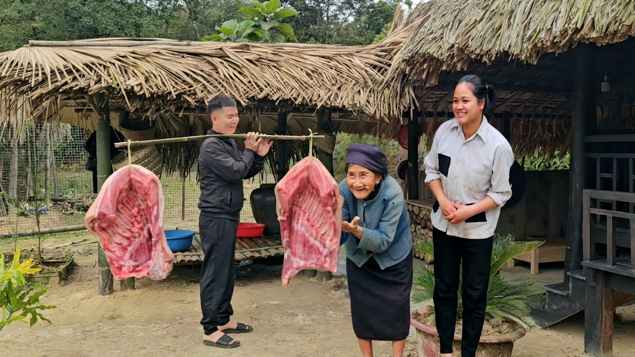 Mr. Khang brought meat to help the grandmother and granddaughter celebrate Lunar New Year.