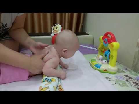 Как научить малыша (грудничка) держать голову