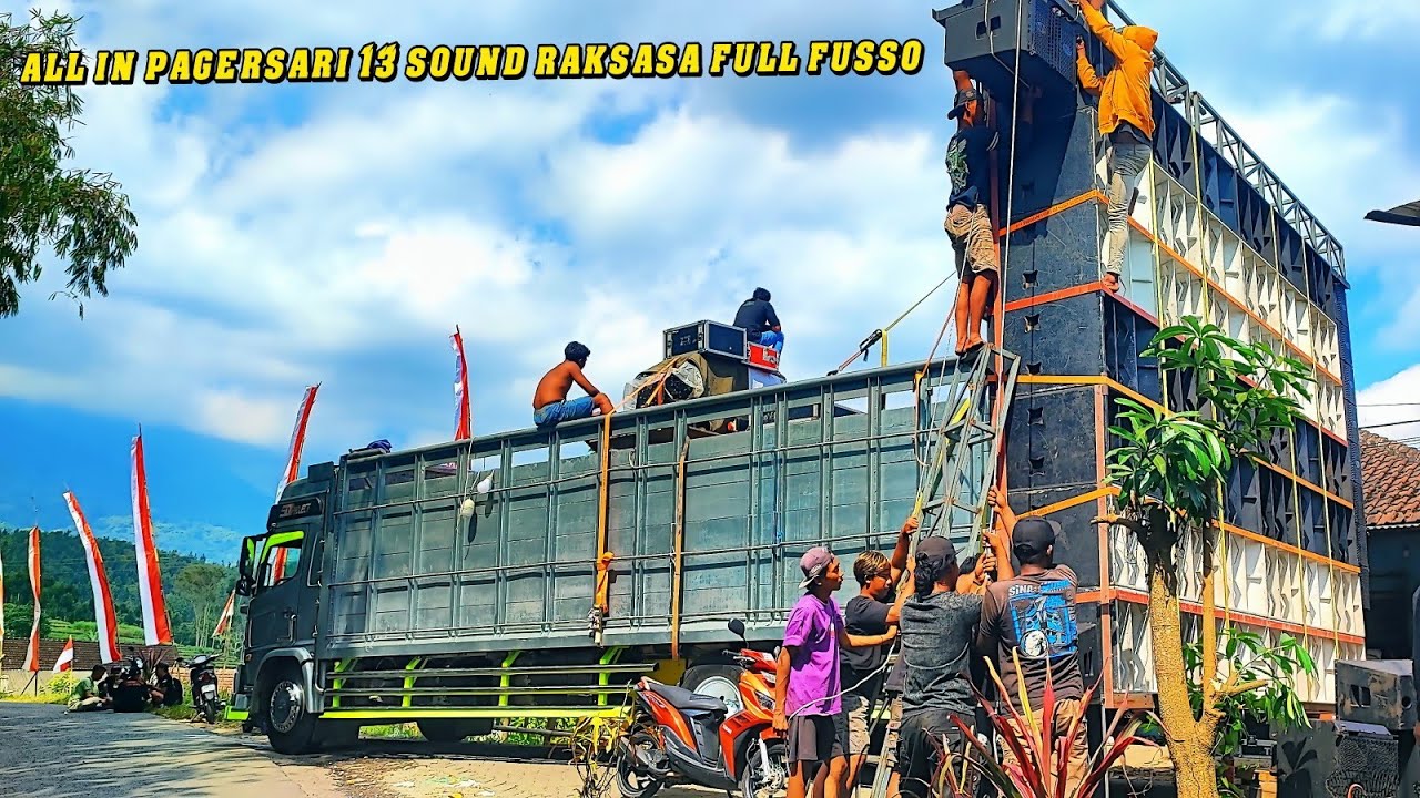 Gokil,,iring iringan sound system full fusso suasana saat ini garis start karnaval ALL IN PAGERSARI