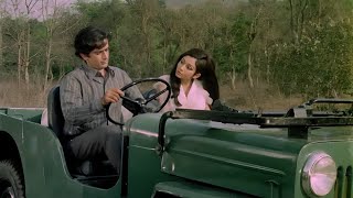 Tumhare Baap Ne Tumhe Pakadne Ka 5 Lakh Inaam Rakha Hain - Shashi Kapoor, Sharmila Tagore Scene