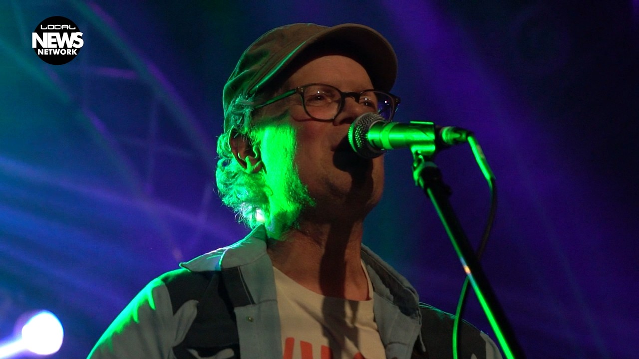 Вечер кавер-версий KDUR чествует местных музыкантов.