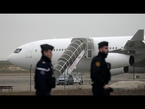 A plane stuck for days in France for a human trafficking investigation ...
