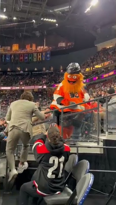 Philadelphia Flyers Mascot, Gritty, Has Fun In First Snow - CBS Detroit