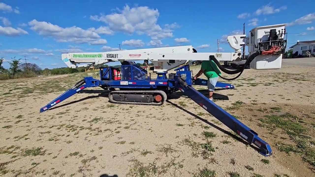 1376 2016 skylift Versalift Super arborist 53 Tracked Backyard
