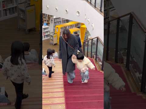 Reading in a 100-Year-Old Building: DUNA's Library Trip (100년 된 건물에서 책 읽기, 두나의 도서관 나들이) #Shorts