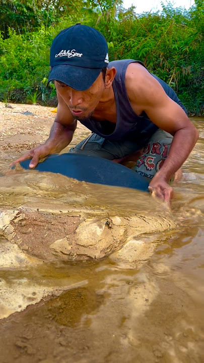 Download lagu Penemuan langka, menemukan material sungai banyak mengandung emas #goldrush #viralshorts #goldhunter