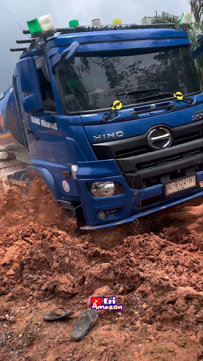 Detik-detik Menegangkan! Truk Hilang Kendali Di Jalan Berlumpur #kecelakaanmobil #truk #lumpur