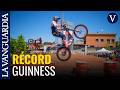 Toni Bou se catapulta con el récord Guinness de saltos sobre una rueda en moto de trial