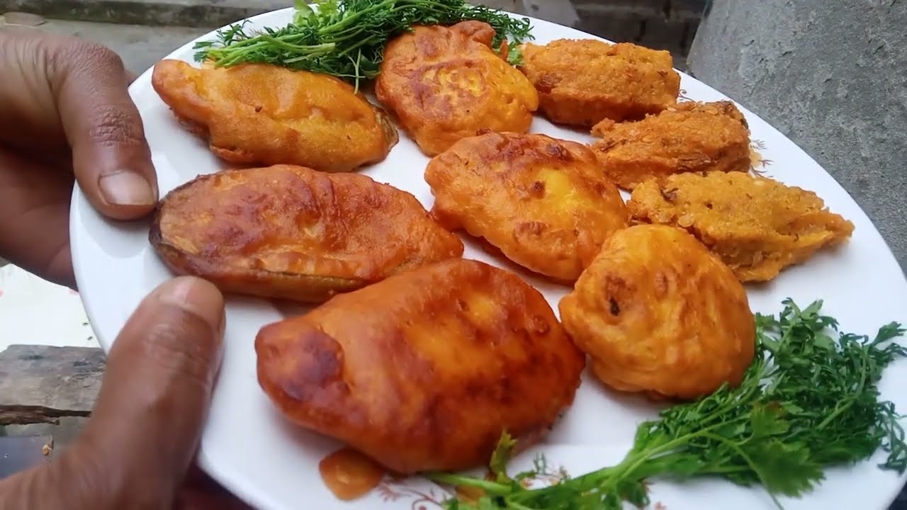 গ্রামীন স্টাইলে মাটির চুলায় ইফতারের বিভিন্ন উপকরণ নিজের হাতে তৈরি।