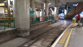 輕鐵507(第一期列車1026+1004) 準備駛入 一 屯門碼頭總站