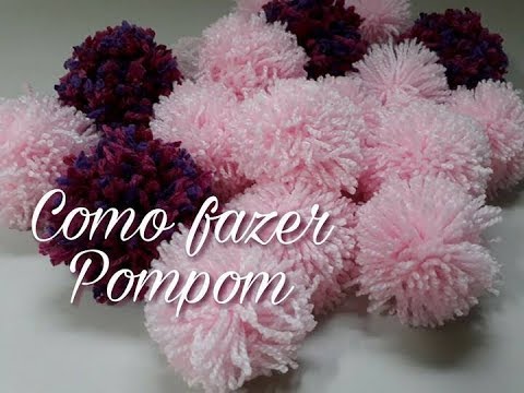 Vídeo: Como você prende pompons a um tapete?