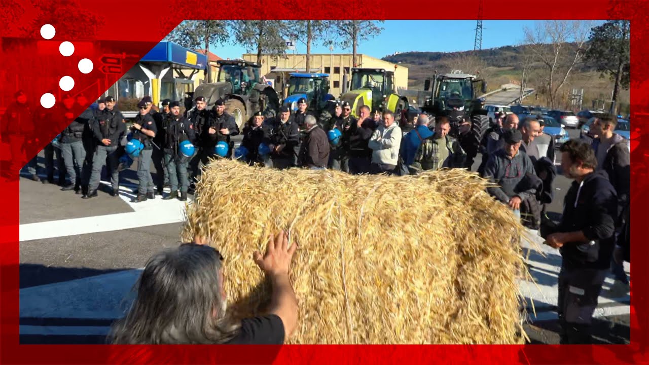 Protesta agricoltori al casello di Orte, balle di fieno per bloccare la strada