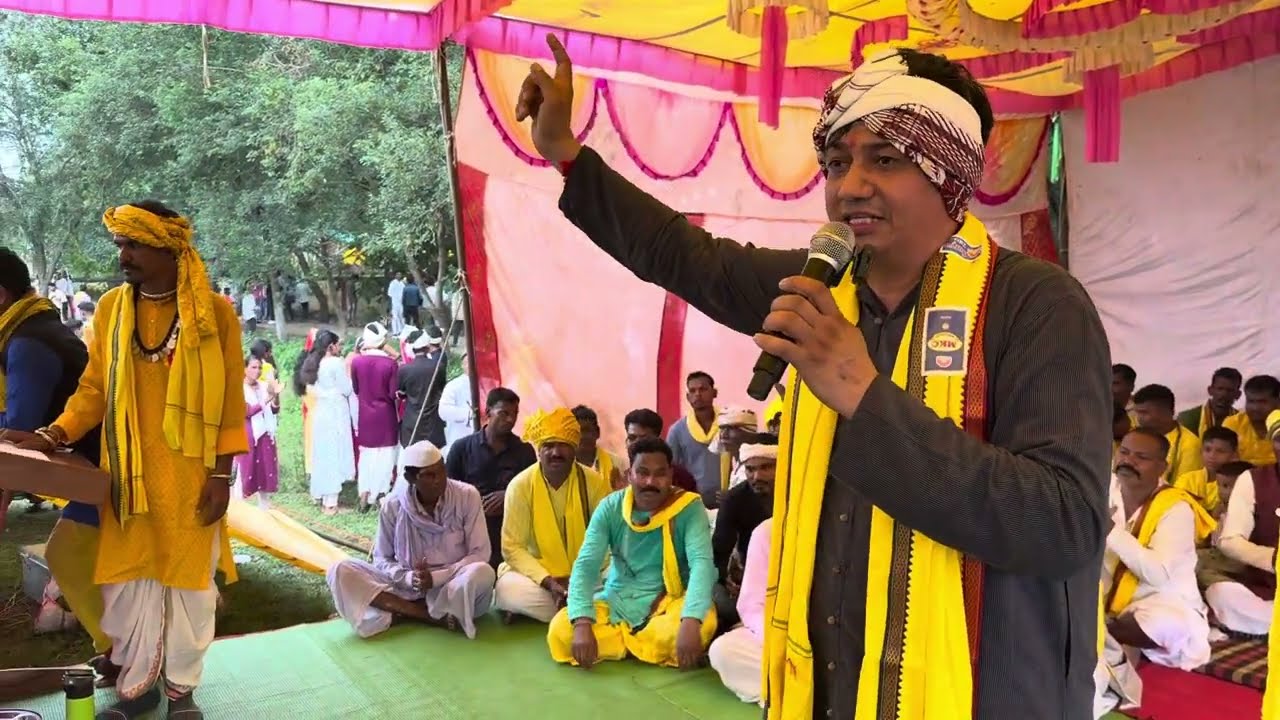 आदिवासी भी समझ रहे हैं खेल को 