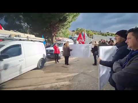 Reggio Calabria, la protesta dei lavoratori dei call center in appalto Enel
