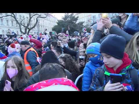 Video: Nahrádzajú solárne panely strešné šindle?