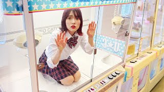 クレーンゲームに閉じ込められた！？ピンチのスーパー女子高生の行動が凄すぎた！！！【パルクール】