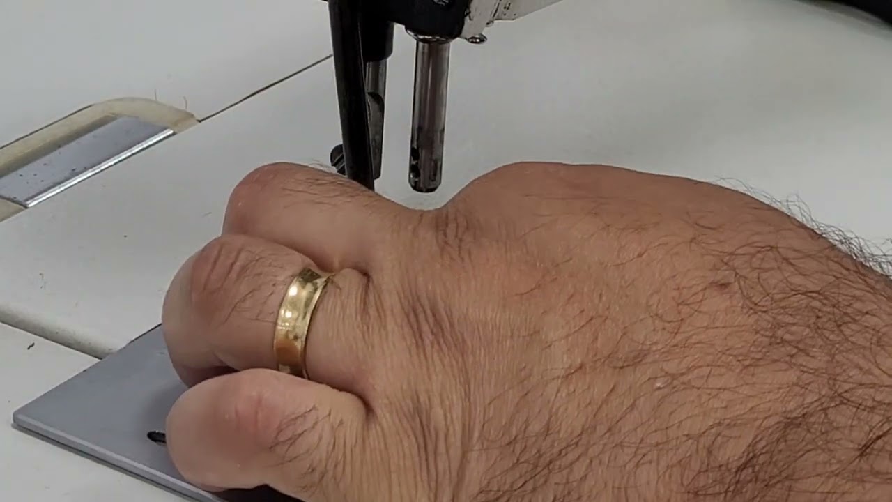 Como trocar a barra de agulha da reta industrial.