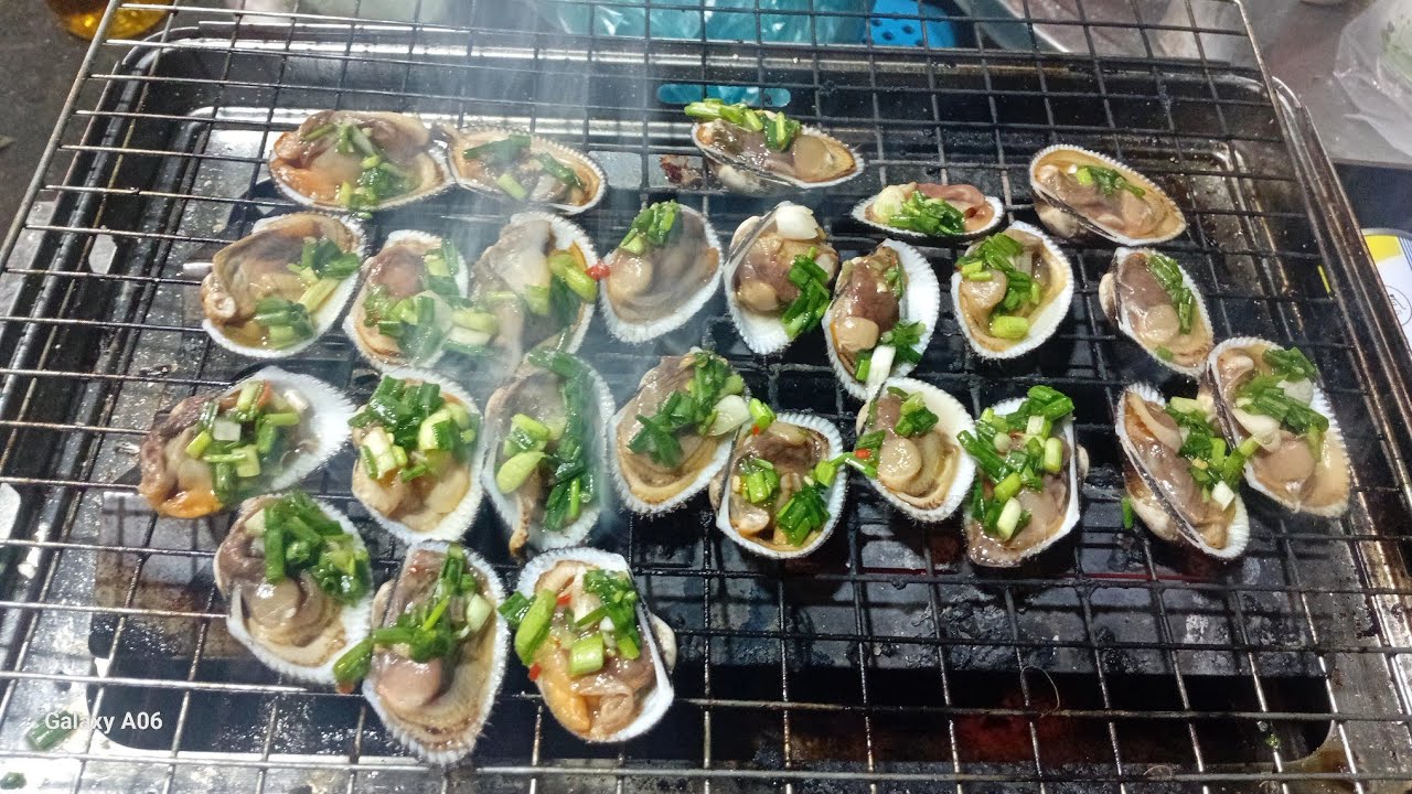 Oysters, grilled squid, and fried fish are sold out on the street.