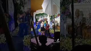 pengantin dan semua orang ikut ketawa melihat penyumbang lagu ini.....?