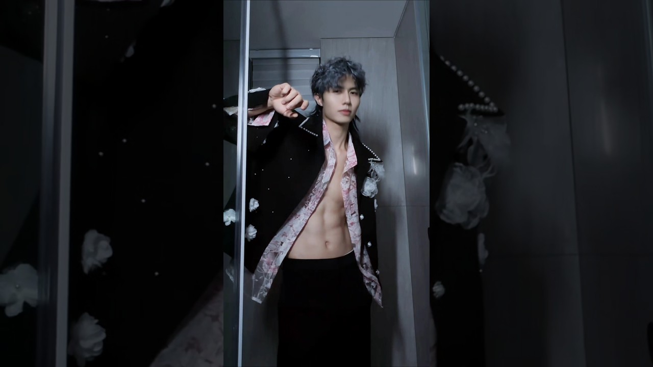 The gorgeous vampire has landed ❤️ 