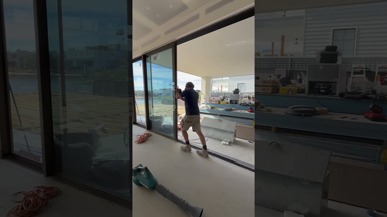 STACKING SLIDING DOOR