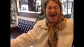 A Mızı Kutlayan Tatlı Bir Teyze