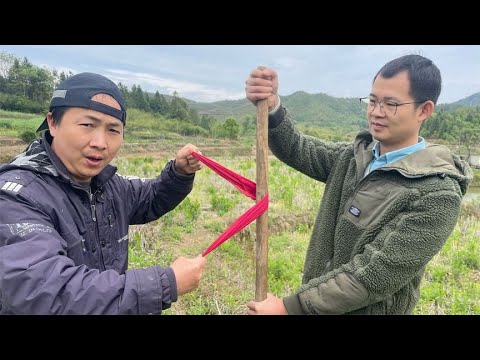 两手不松开手帕，如何才能让手帕穿越木棍？学会骗朋友玩