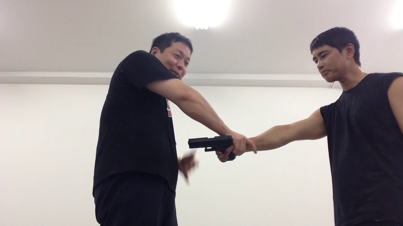 拳銃護身術 デッドアライ 拳銃を使った脅迫への防御と反撃「横浜 拳銃護身術 デッドアライ 拳銃を使った脅迫への防御と反撃「横浜