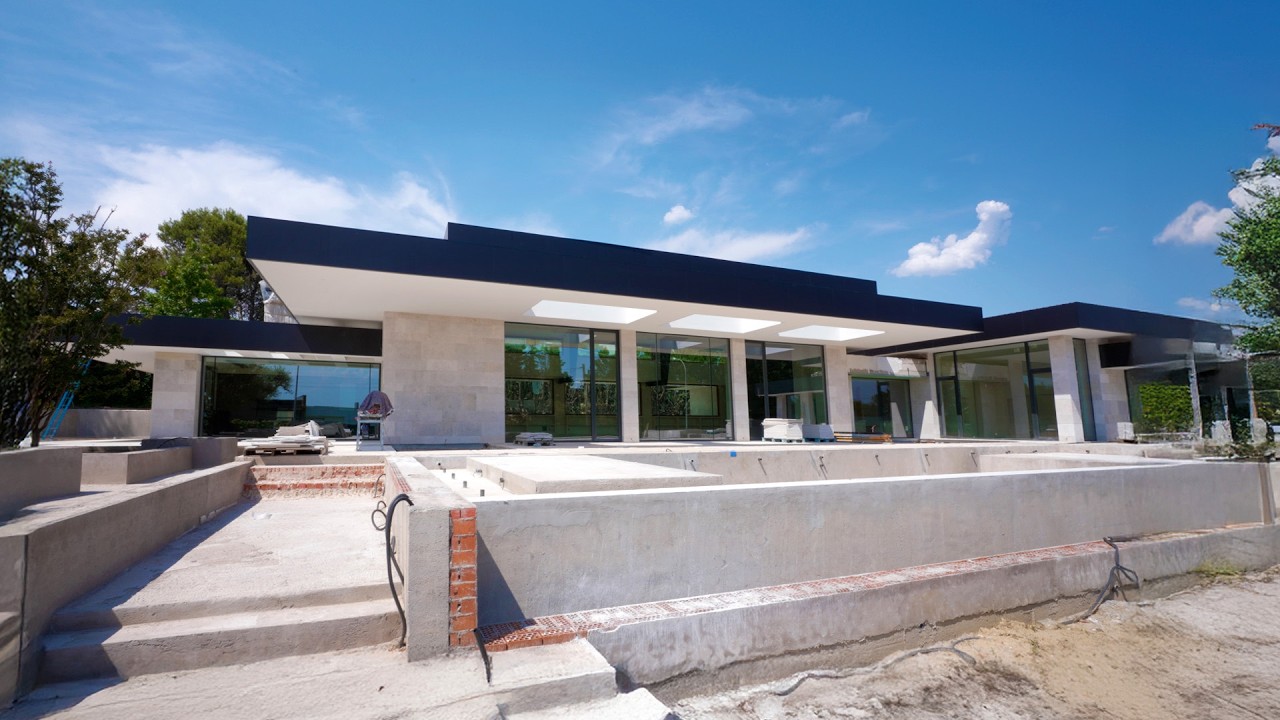 Casa de Lujo en Madrid: Diseño Contemporáneo y Paisajismo | Vázquez + Rúa Arquitectos