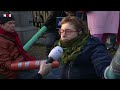 Demonstranten blokkeren weg bij Huis Ten Bosch