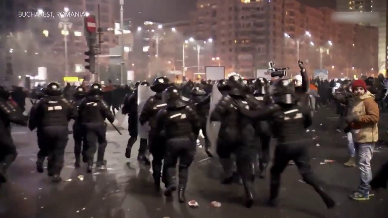 Peaceful anti-corruption protest in Romania ends in clashes with police