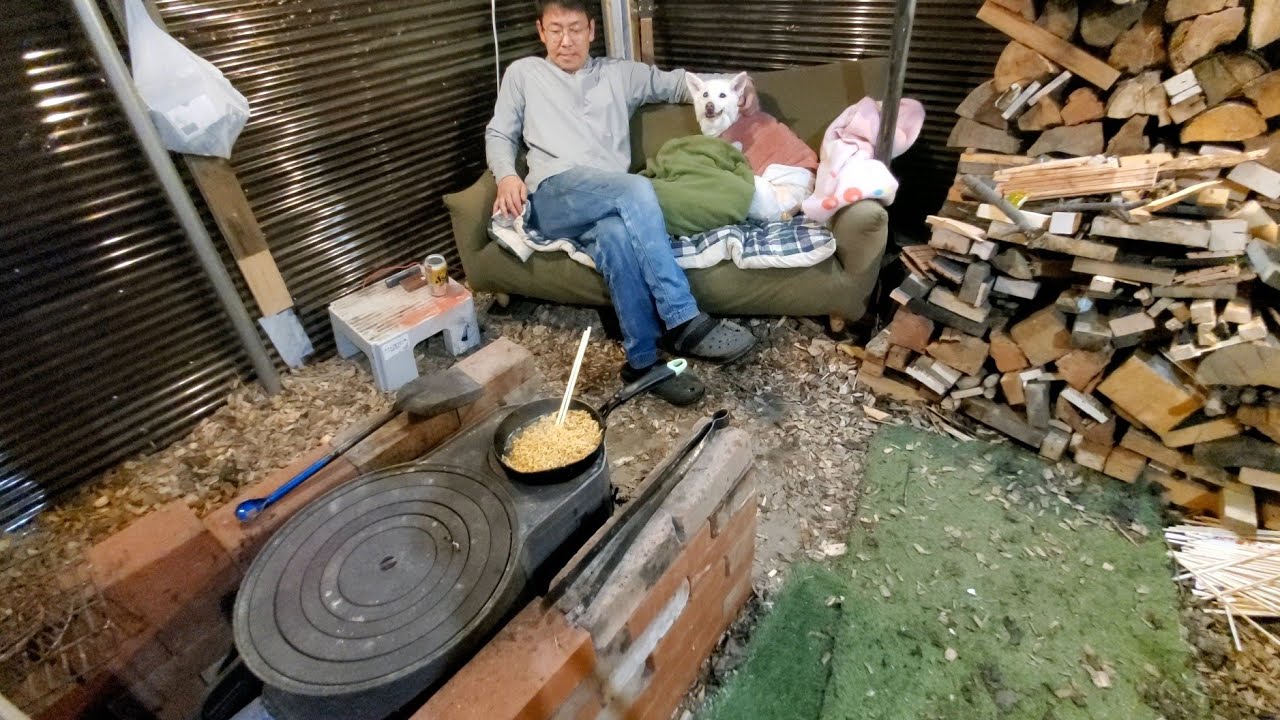 山小屋とソファーと犬とマイプロテイン【ここは山ではありません】