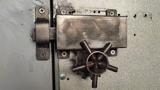 Chốt cửa tự chế độc đáo #12. Unique homemade door latch #12.