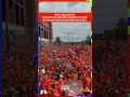 Torcida da Holanda invadindo Dallas antes de jogo contra o Japão