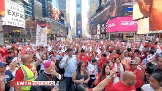 Miles participan en procesión eucarística en Times Square