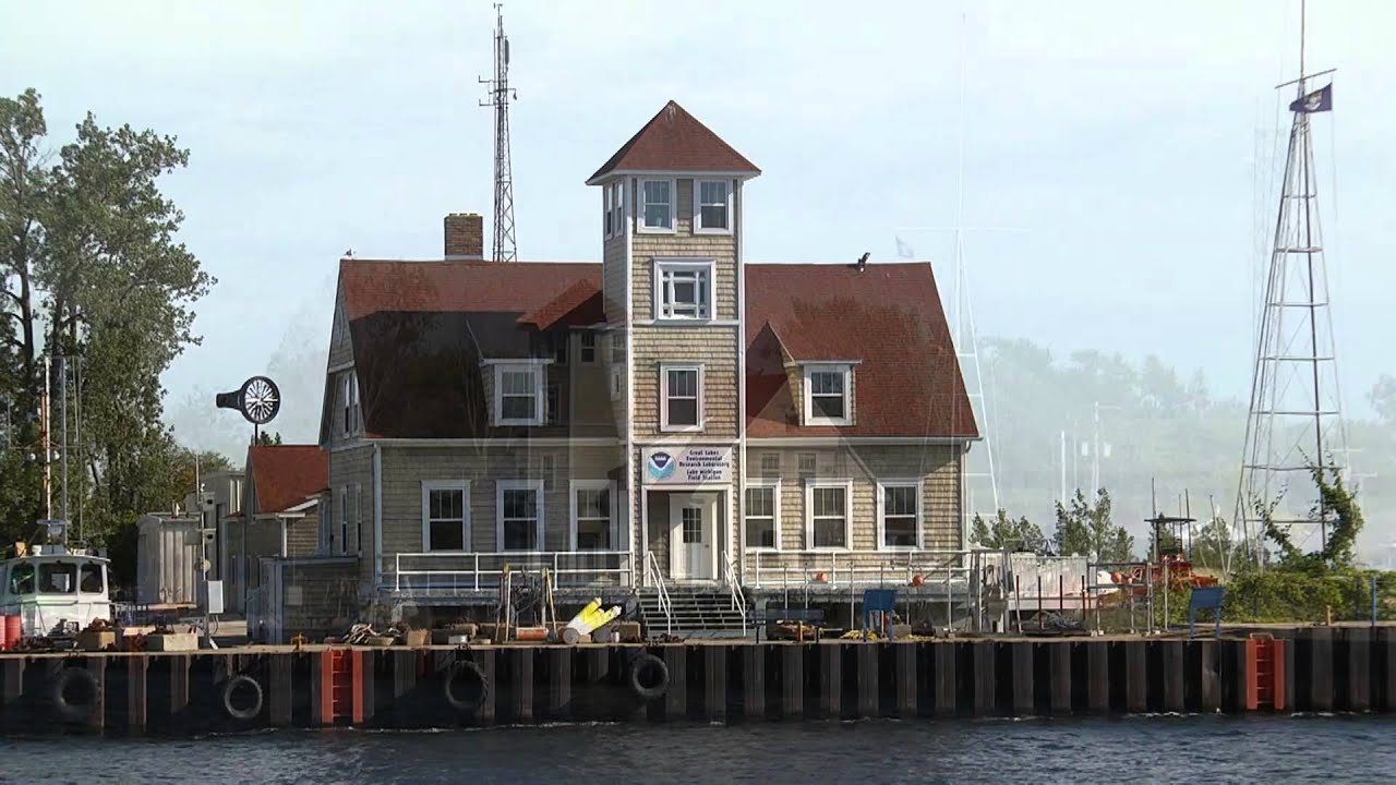 Muskegon Safe Harbor lighthouse on Lake Michigan YouTube