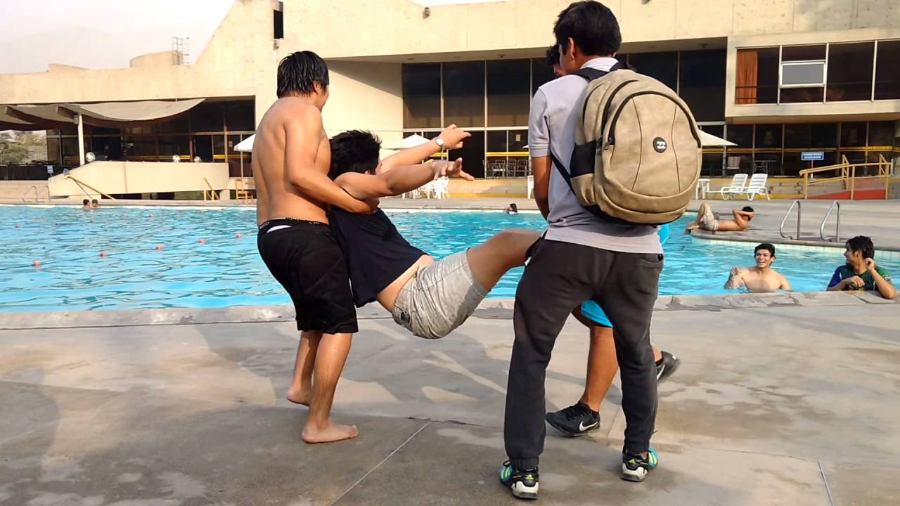 REGRESANDO UNA BALLENA BEBÉ A SU HABITAT - DON BILLY JOHN