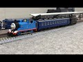 トーマス+オハ121000形+国鉄貨車ヨ6000形と ED62電気機関車+カニ25彗星+彗星が走行！島式ホーム前に停車中の、大井川鐵道C11きかんしゃトーマス号！【TOMIX Nゲージとトミカ】