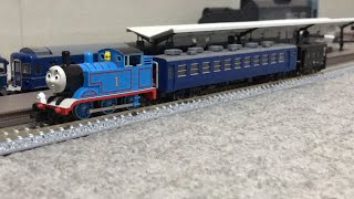 トーマス+オハ121000形+国鉄貨車ヨ6000形と ED62電気機関車+カニ25彗星+彗星が走行！島式ホーム前に停車中の、大井川鐵道C11きかんしゃトーマス号！【TOMIX Nゲージとトミカ】