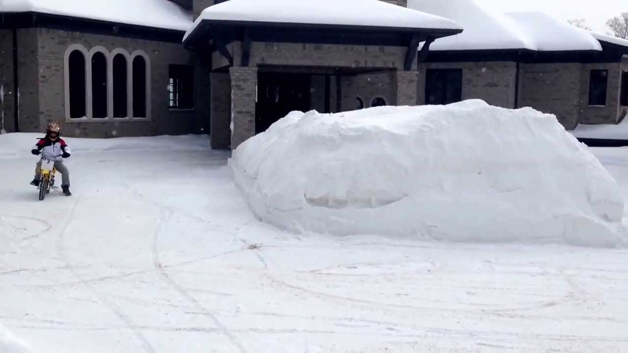 Razor mx650 on snow! Drifting! Part 1