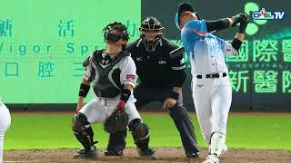 07/27 統一 vs Lamigo 四局上,劉時豪神手一伸,將本壘後方界外球接殺,形成第二個出局數