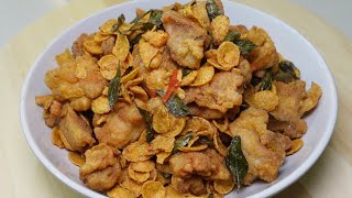 咸蛋Cornflakes炸鸡🍗咸香酥脆，裹上咸蛋配上Cornflakes，口感非常丰富，吃了一口接一口完全停不下来‼️Salted Egg Cornflakes Fried Chicken 🍗