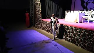 Zoé Kifembe Falando Para O Público Do Centro Cultural Depois Da Actuação.