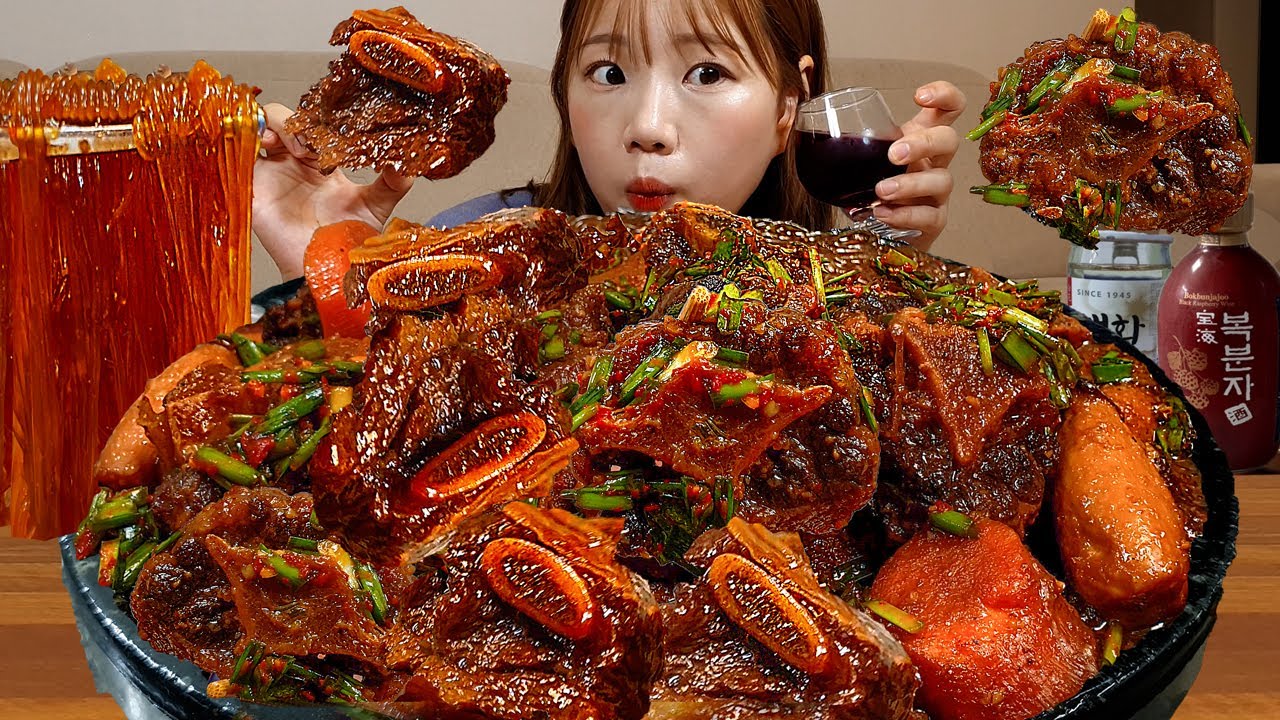 Sub)Real Mukbang- Тушёные говяжьи рёбрышки и бычий хвост🍖 Лапша 🍜 Малиновое вино 🍷 ASMR KOREAFOOD