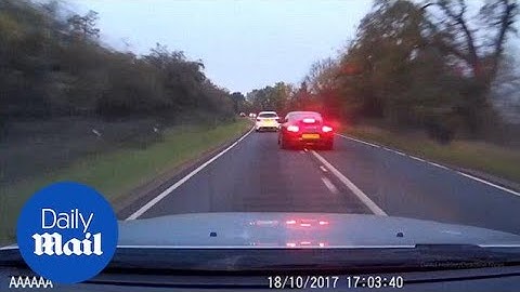 Reckless Porsche driver risks crash with dangerous overtaking - Daily Mail