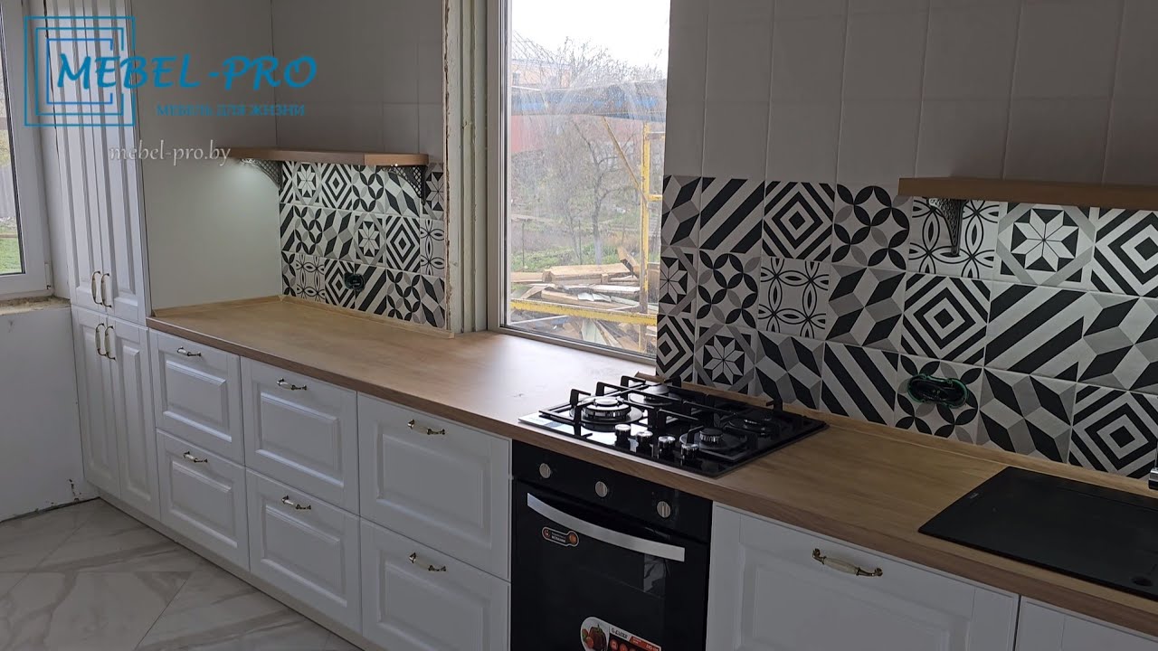 Обзор кухни без верхних шкафов в частном доме с фасадами из крашенного МДФ от 